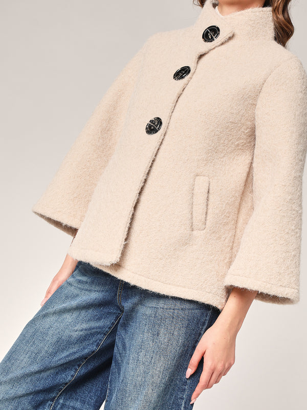 Kurzer Mantel mit Knöpfen