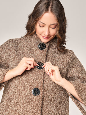 Kurzer Mantel mit Knöpfen