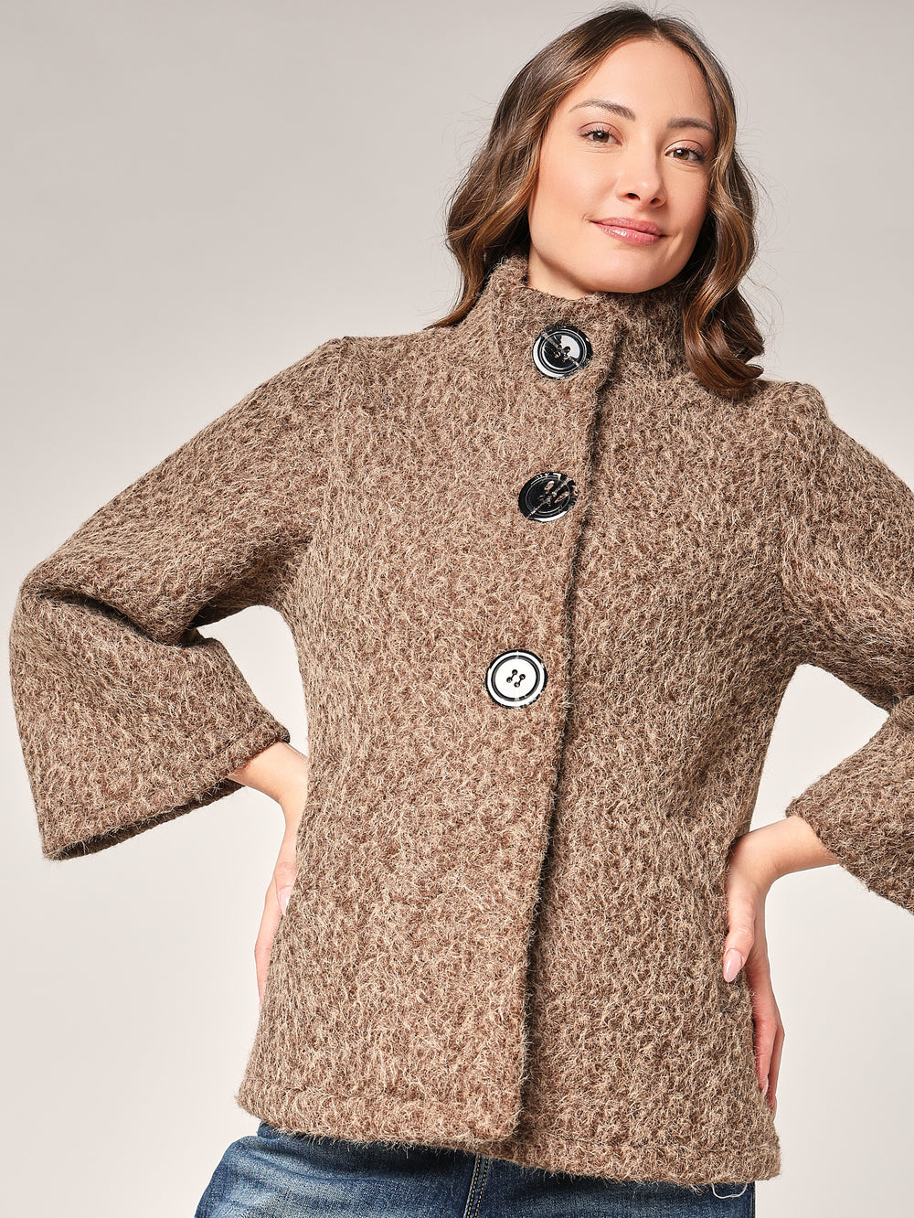 Kurzer Mantel mit Knöpfen