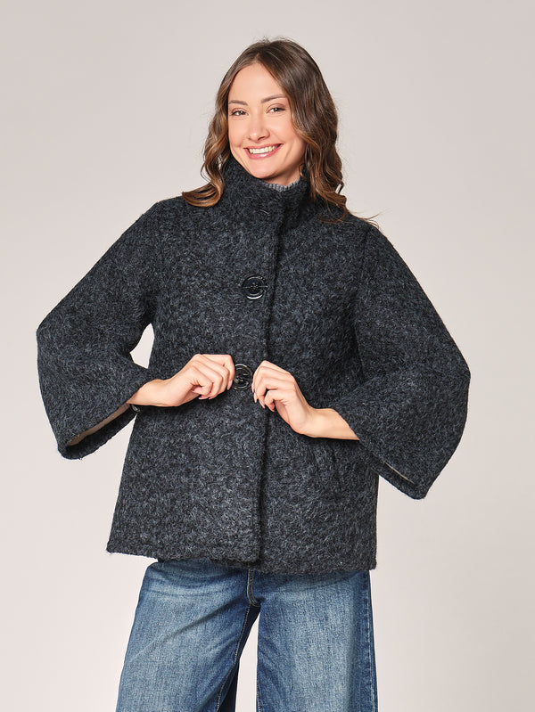 Kurzer Mantel mit Knöpfen