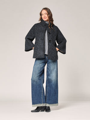 Kurzer Mantel mit Knöpfen