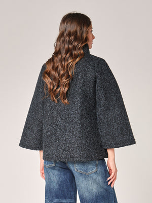 Kurzer Mantel mit Knöpfen