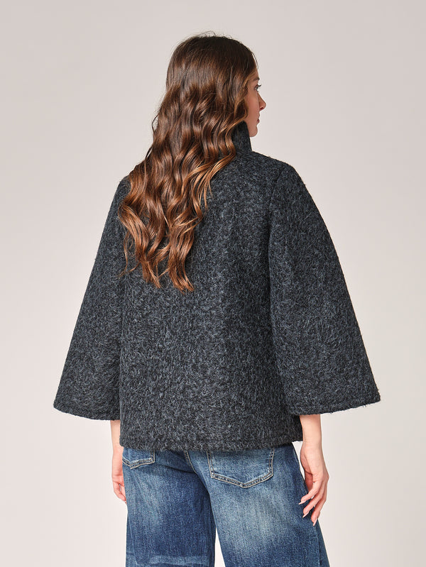 Kurzer Mantel mit Knöpfen