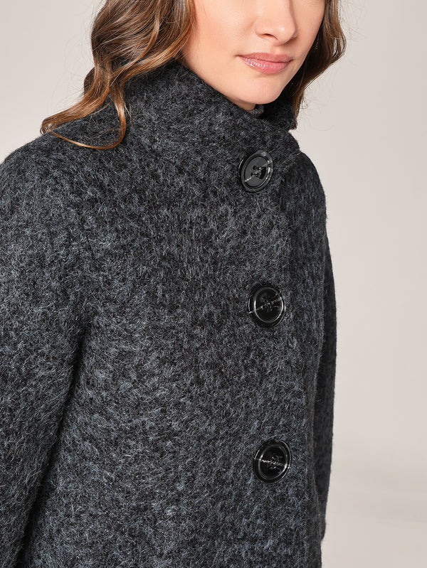 Kurzer Mantel mit Knöpfen