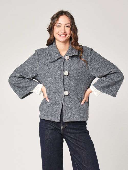 Cappotto corto con tre bottoni