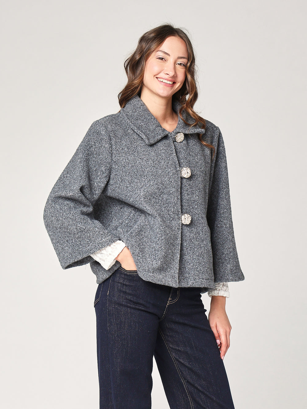 Cappotto corto con tre bottoni