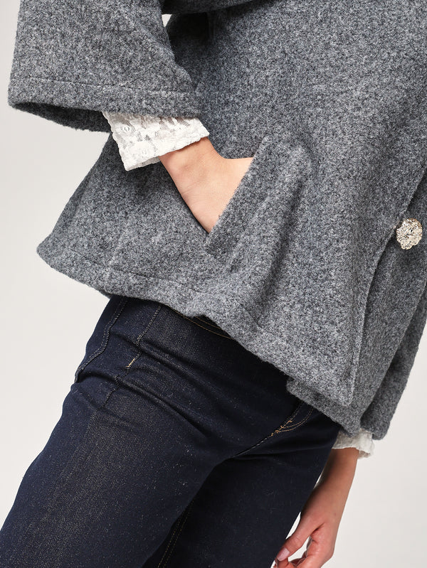 Kurzer Mantel mit 3 Knöpfen