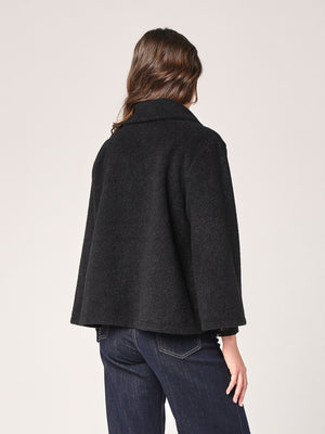 Kurzer Mantel mit 3 Knöpfen