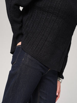 Maglia girocollo con trecce