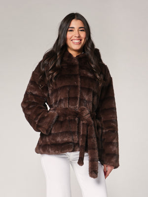 Pelliccia con cappuccio e cintura