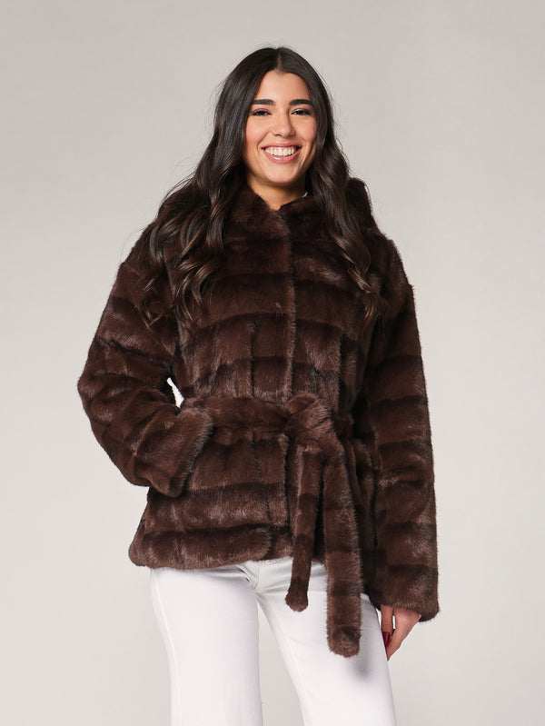 Pelliccia con cappuccio e cintura