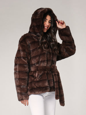 Pelliccia con cappuccio e cintura