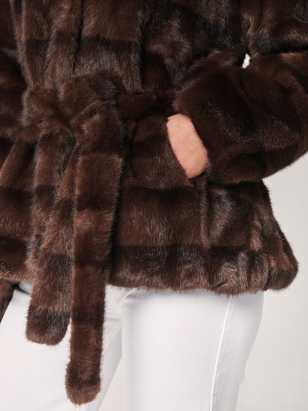 Pelliccia con cappuccio e cintura