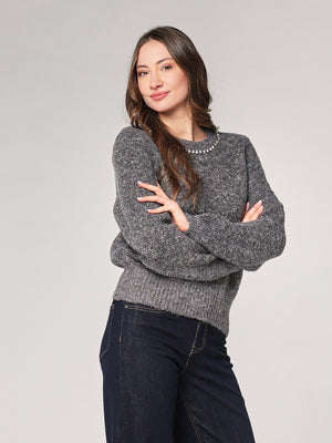 Maglia con paillettes e applicazioni