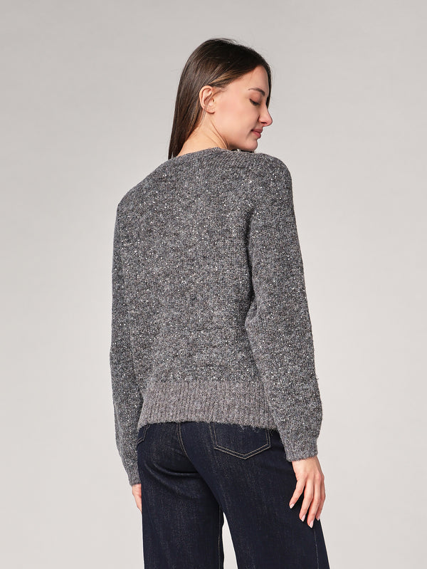 Maglia con paillettes e applicazioni