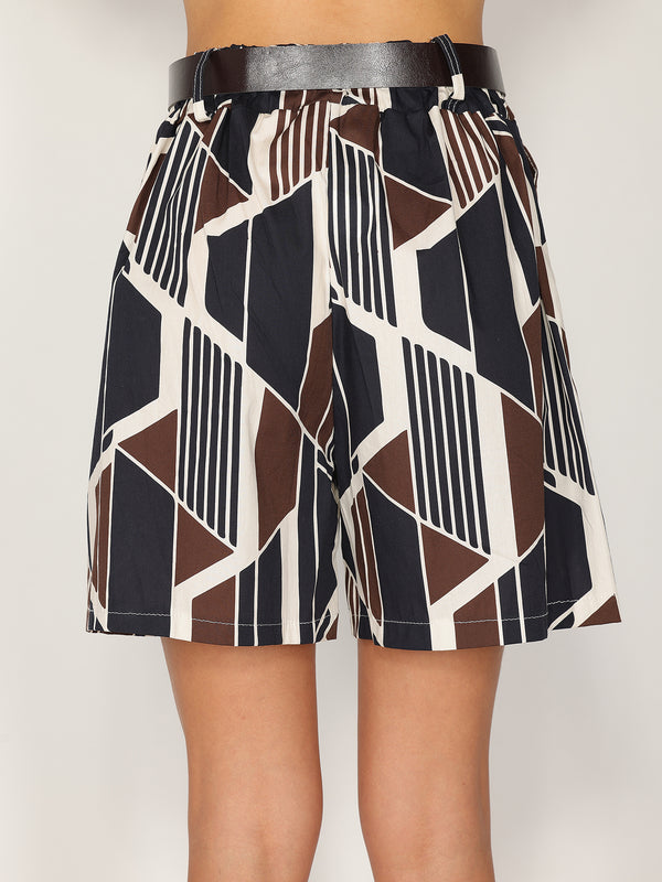 Shorts in fantasia geometrica