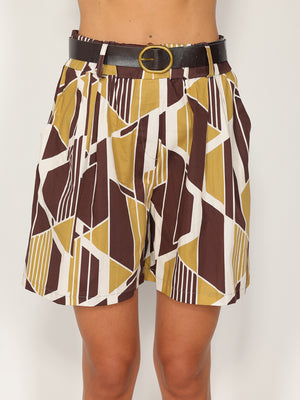 Shorts in fantasia geometrica