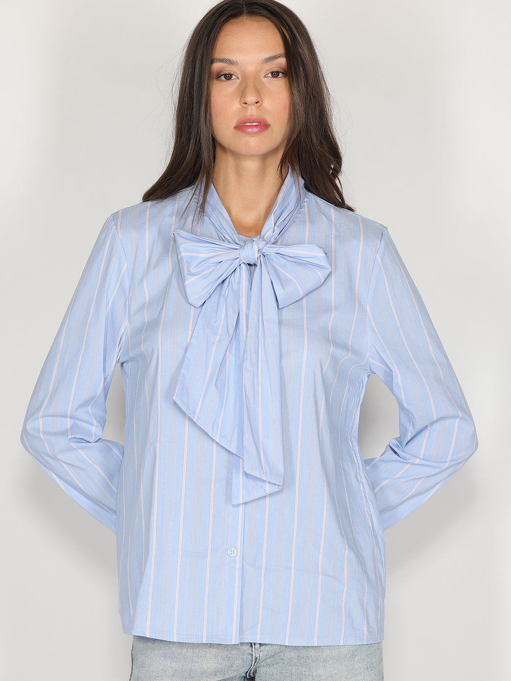 Camicia a righe con fiocco
