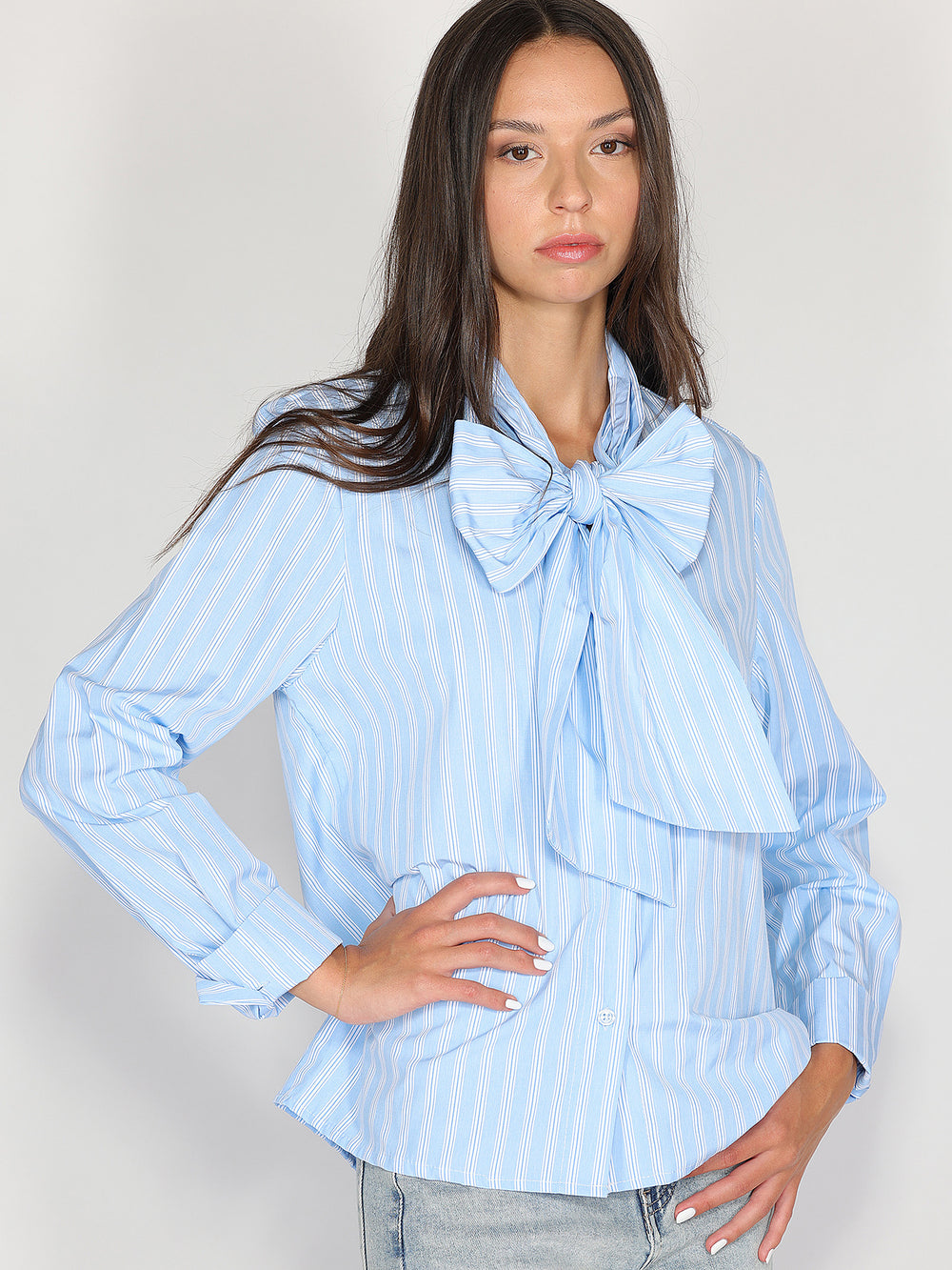 Camicia a righe con fiocco