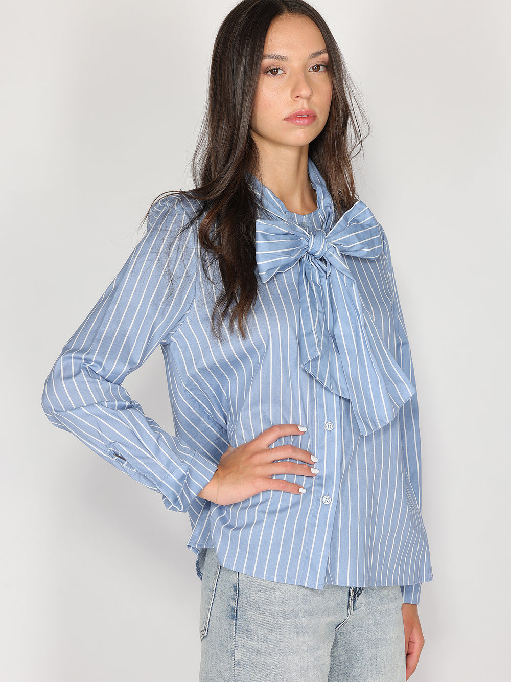 Camicia a righe con fiocco
