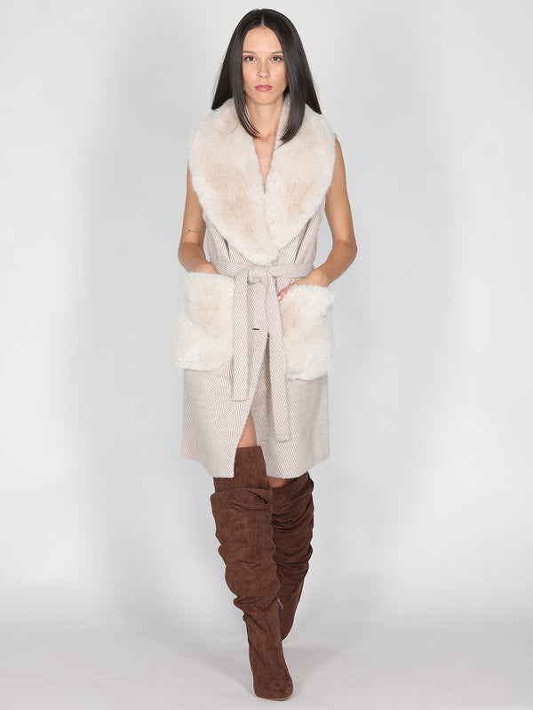 Beigefarbener, ärmelloser Mantel mit Pelz