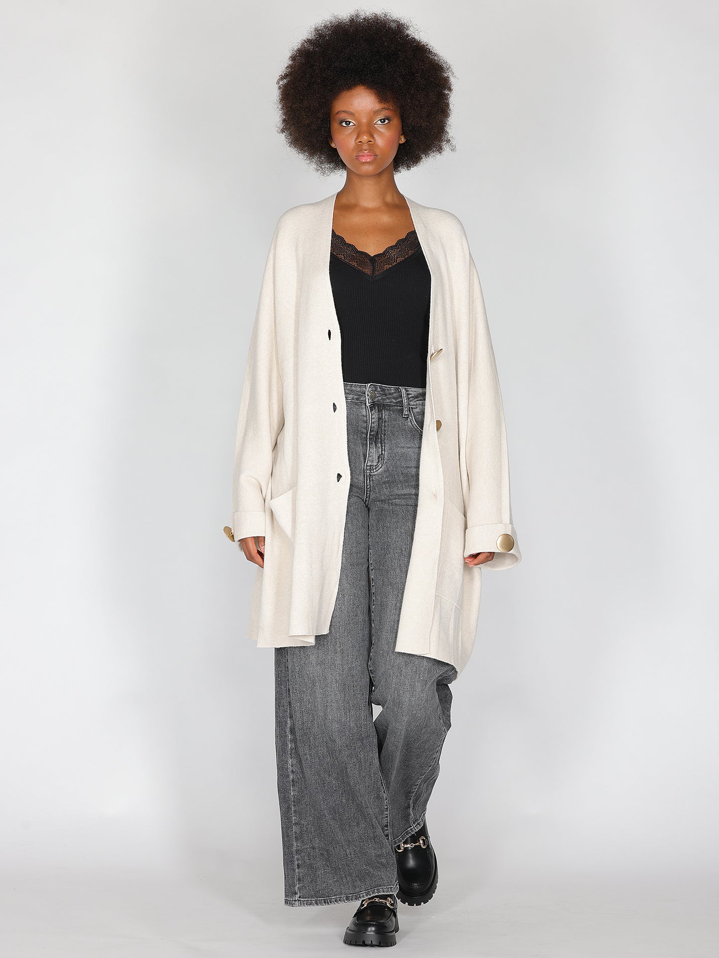 Strickjacke mit goldenen Knöpfen