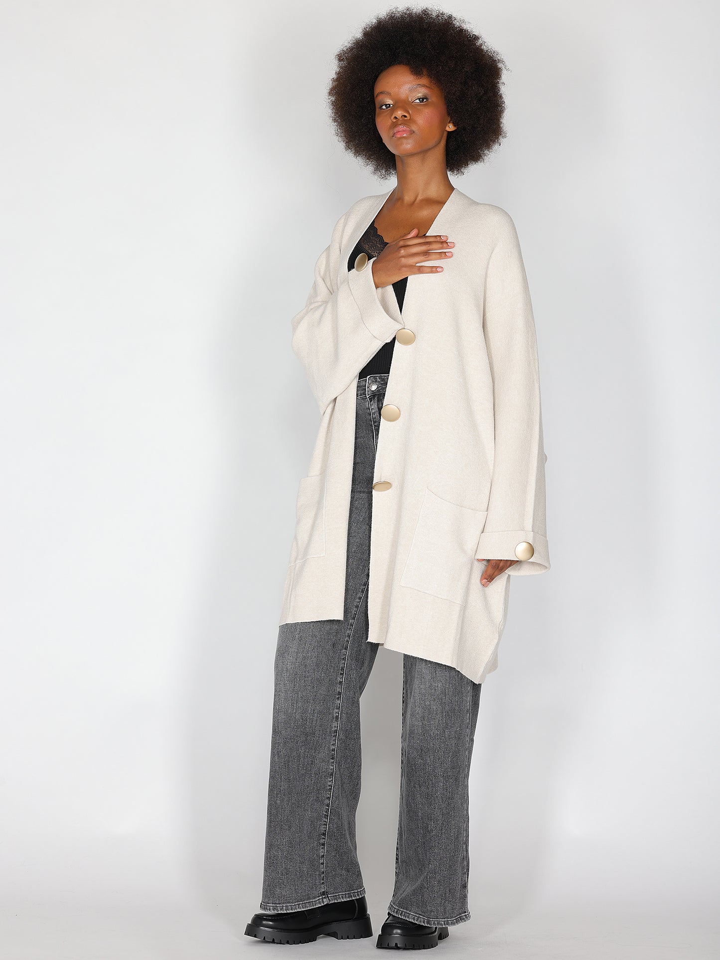 Strickjacke mit goldenen Knöpfen