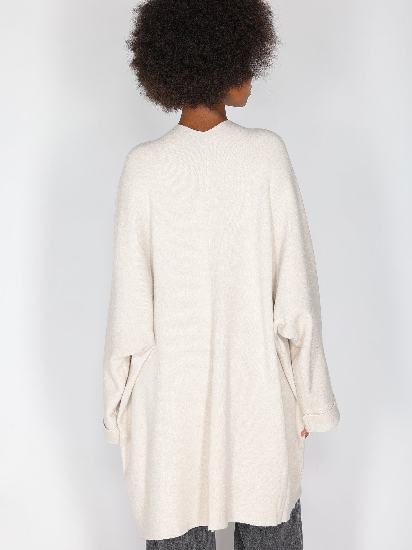 Strickjacke mit goldenen Knöpfen