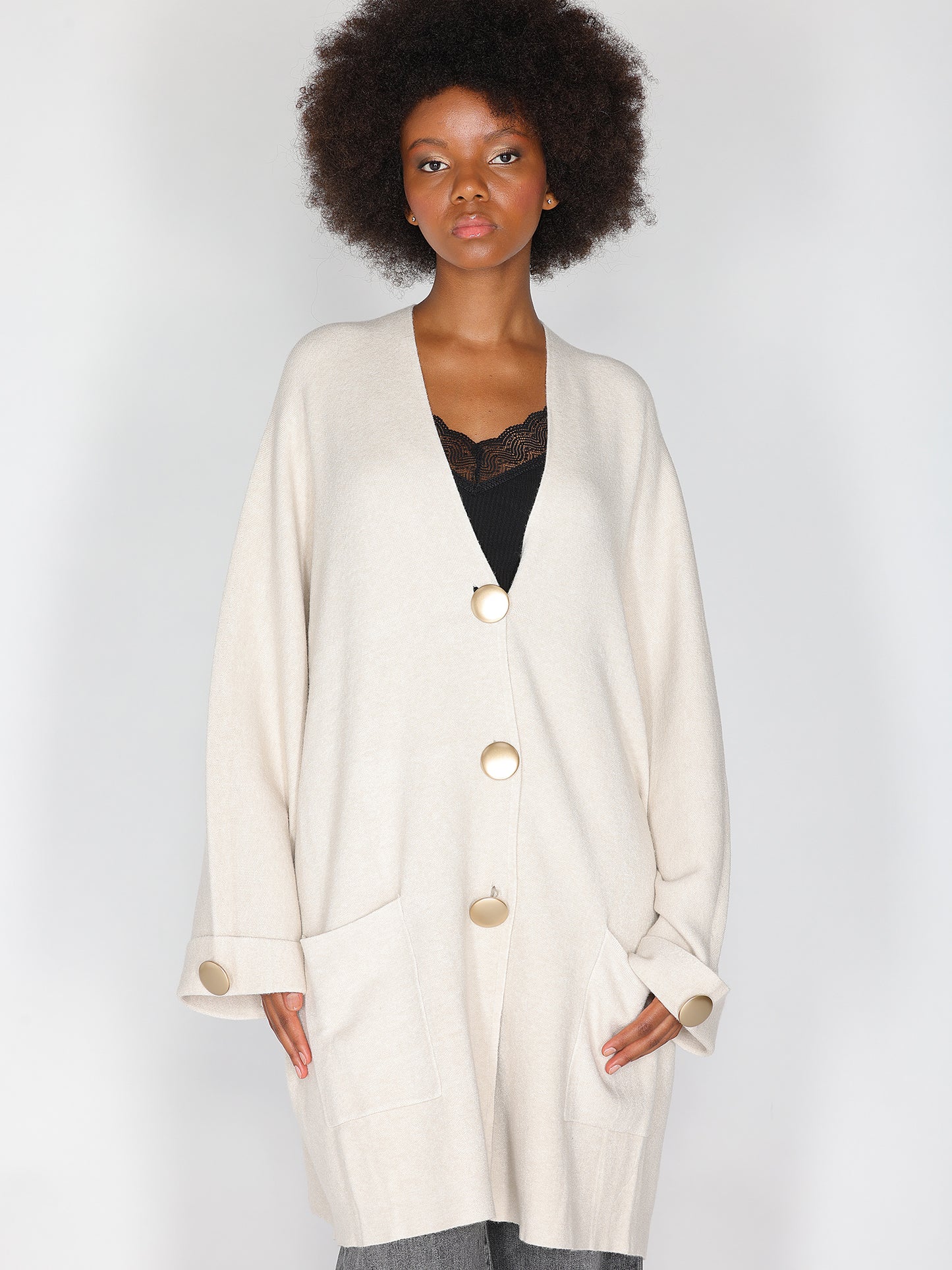 Strickjacke mit goldenen Knöpfen