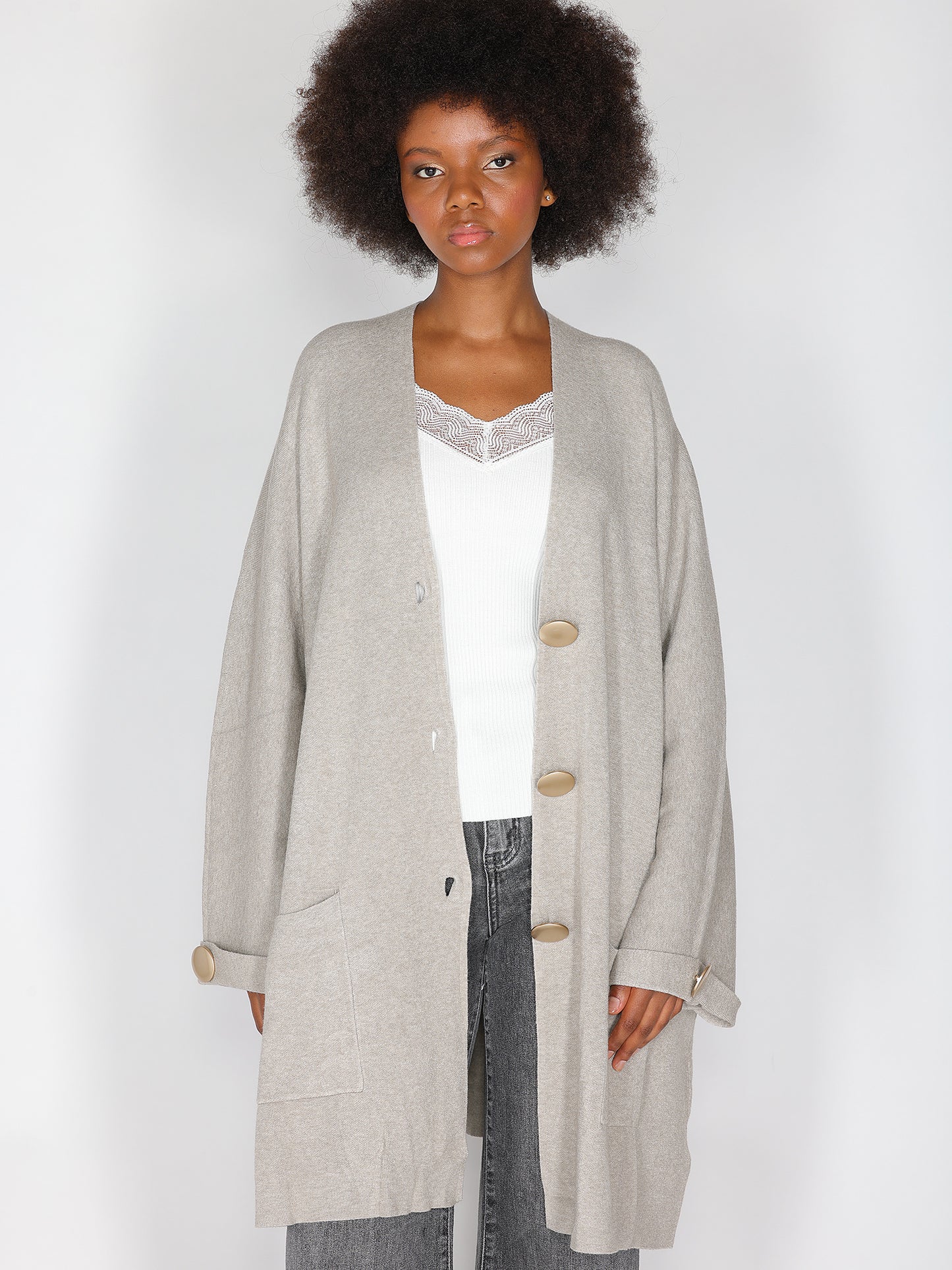 Strickjacke mit goldenen Knöpfen