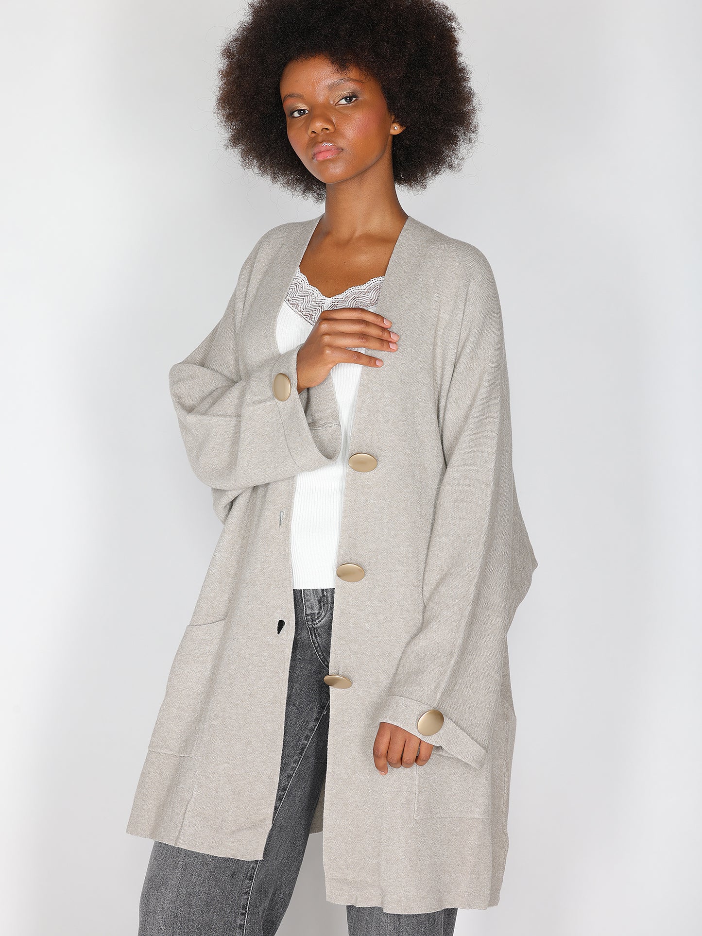 Strickjacke mit goldenen Knöpfen