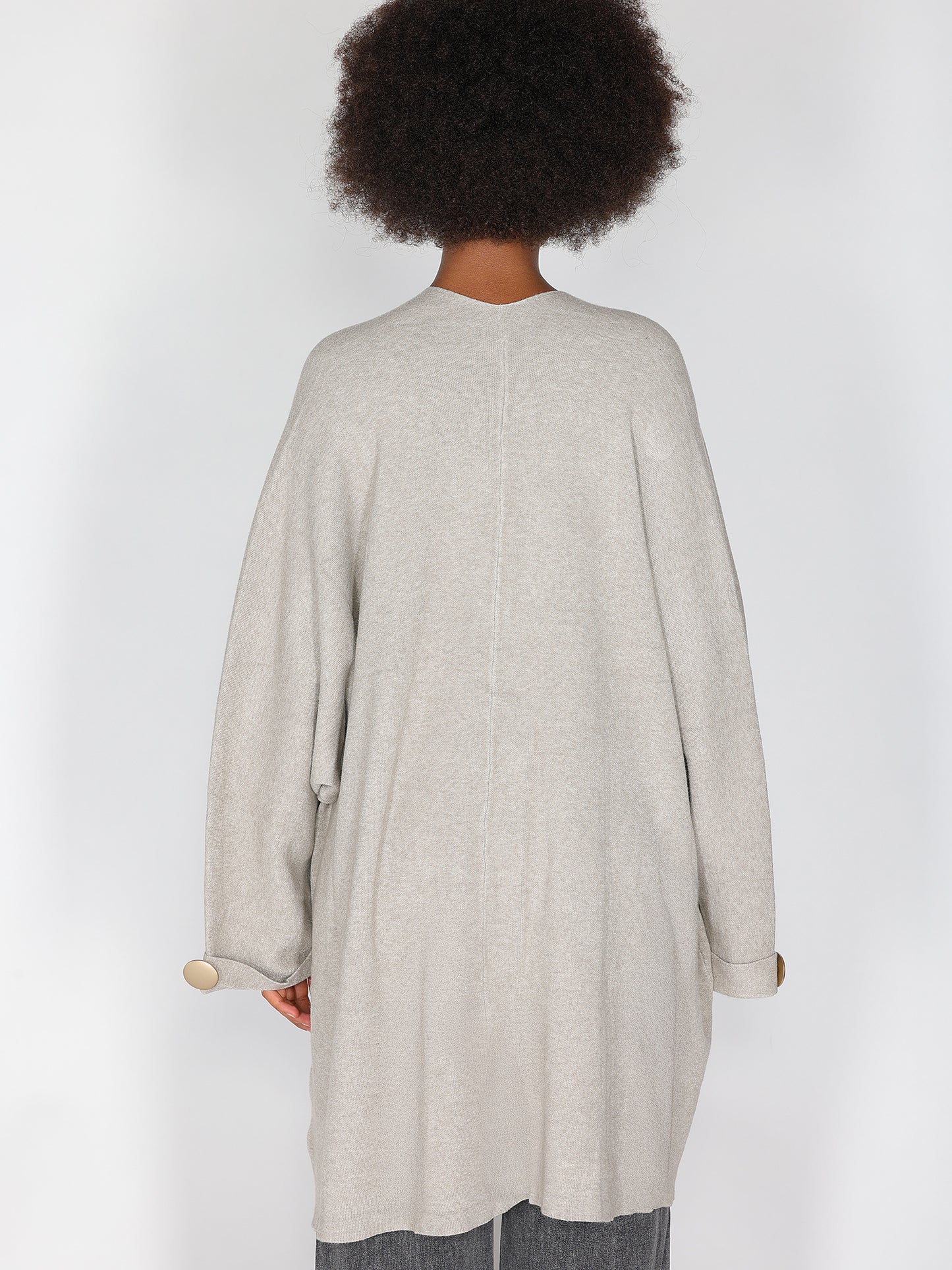 Strickjacke mit goldenen Knöpfen