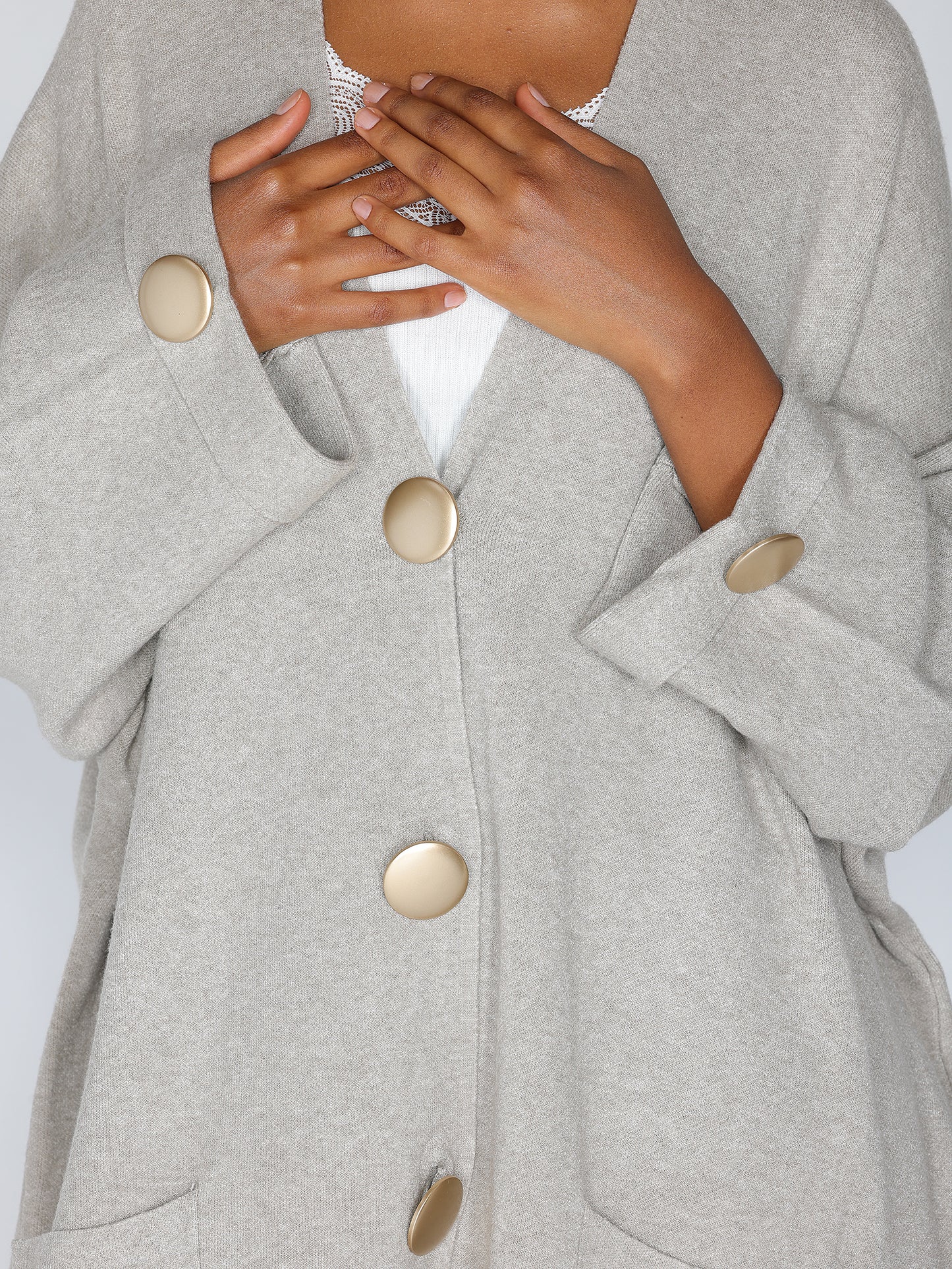 Strickjacke mit goldenen Knöpfen