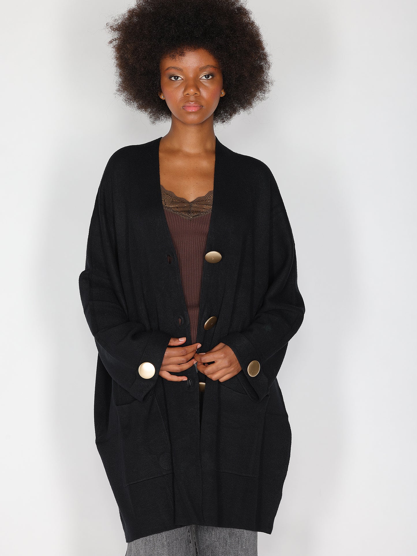 Strickjacke mit goldenen Knöpfen