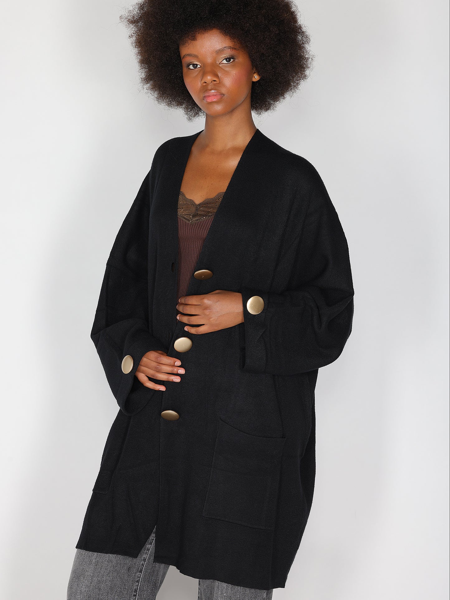 Strickjacke mit goldenen Knöpfen