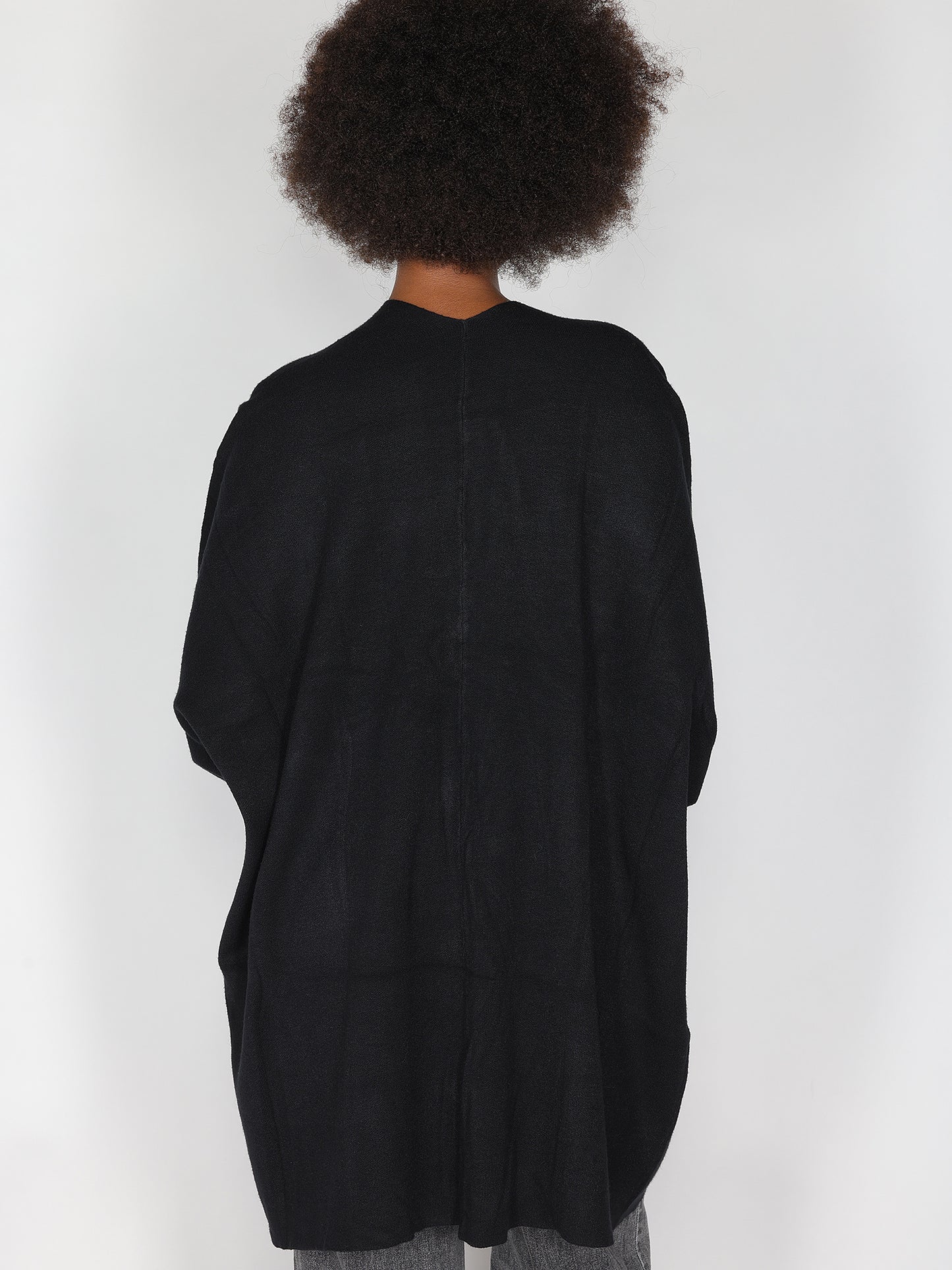 Strickjacke mit goldenen Knöpfen