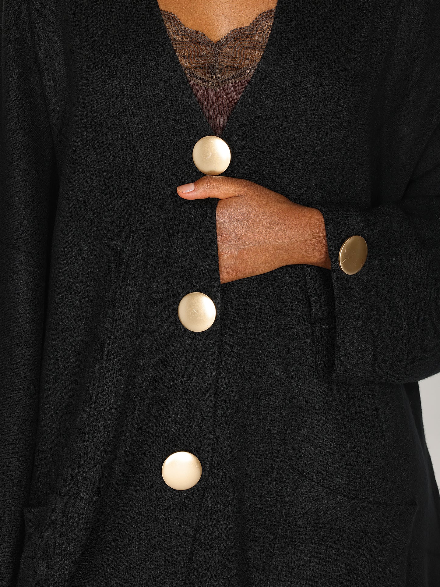 Strickjacke mit goldenen Knöpfen