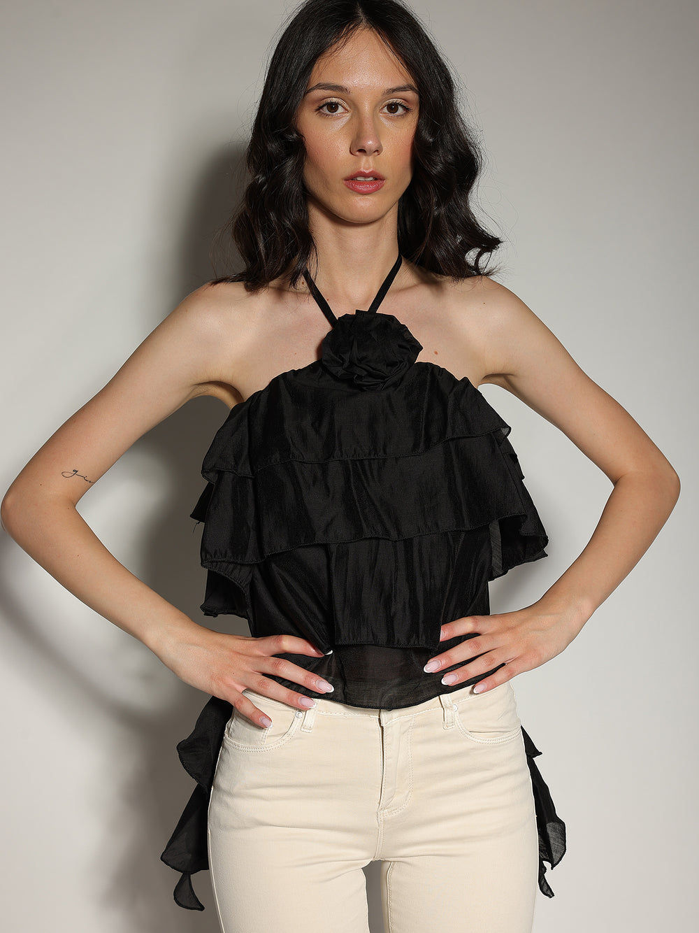 Top Nero con balze