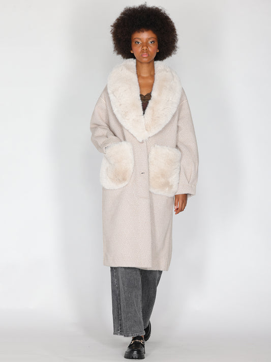 Beigefarbener Mantel mit Pelz