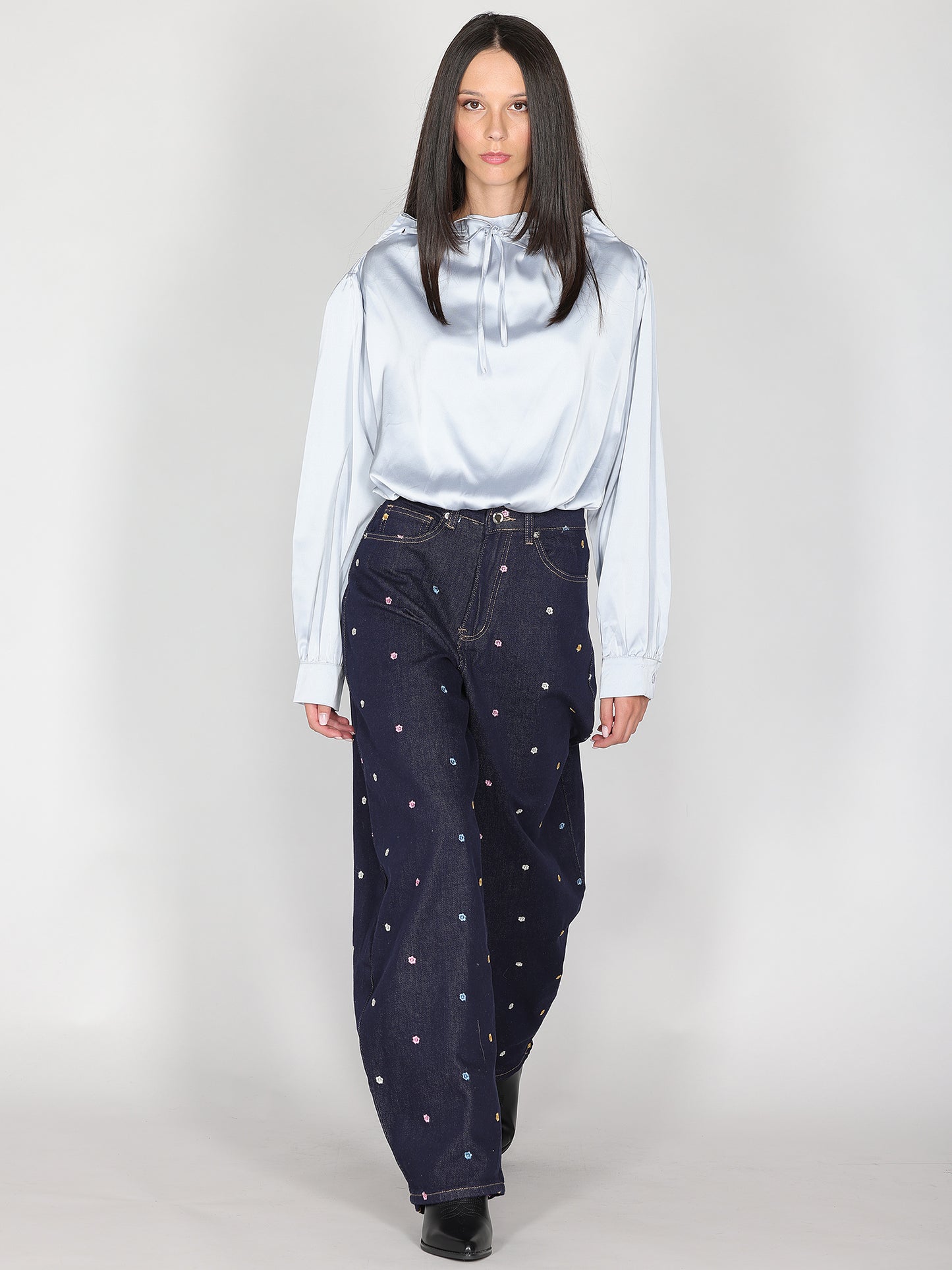 Jeans gamba larga ricamo fiori