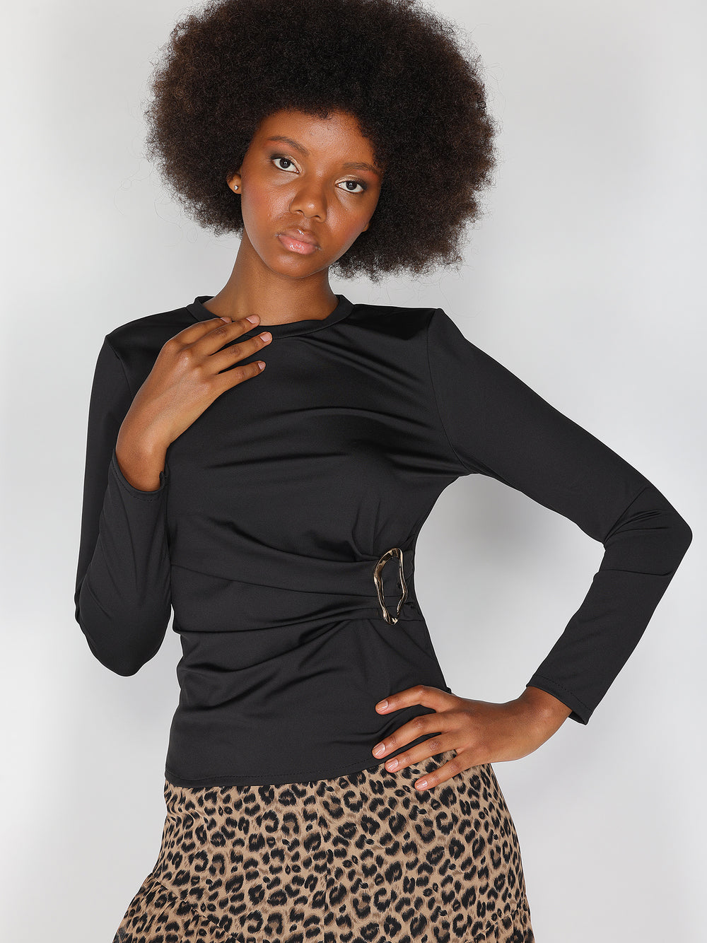 Maglia con gioiello a lato