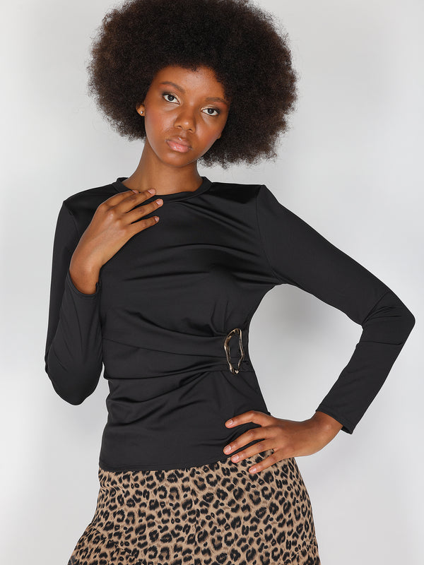 Maglia con gioiello a lato
