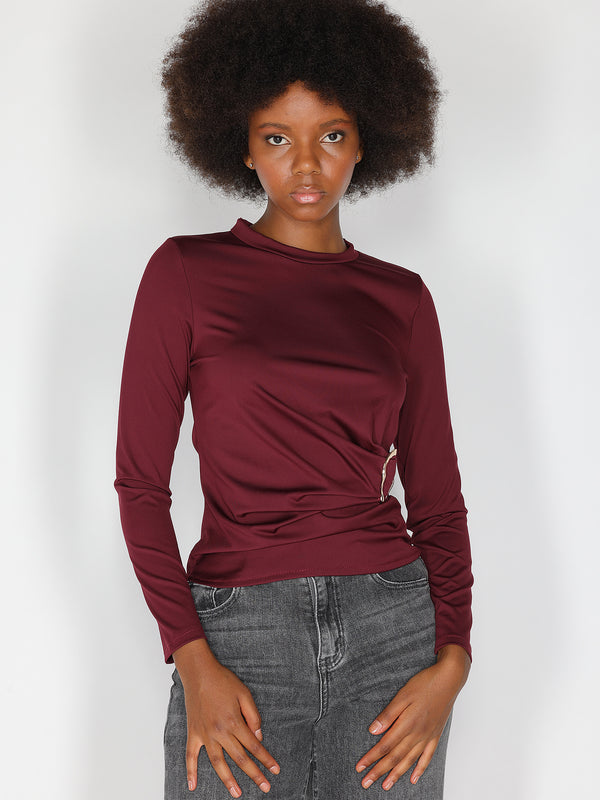 Maglia con gioiello a lato