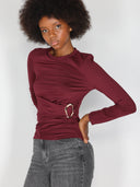 Maglia con gioiello a lato
