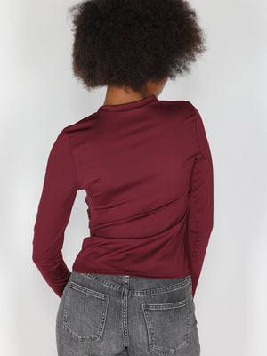 Maglia con gioiello a lato