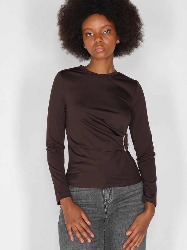 Maglia con gioiello a lato