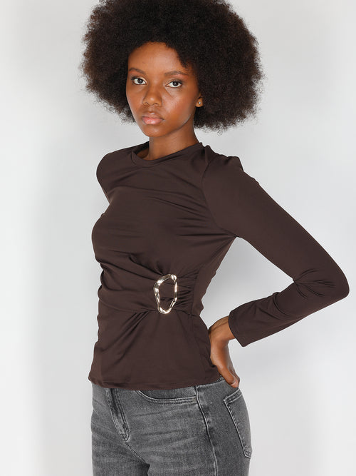 Maglia con gioiello a lato