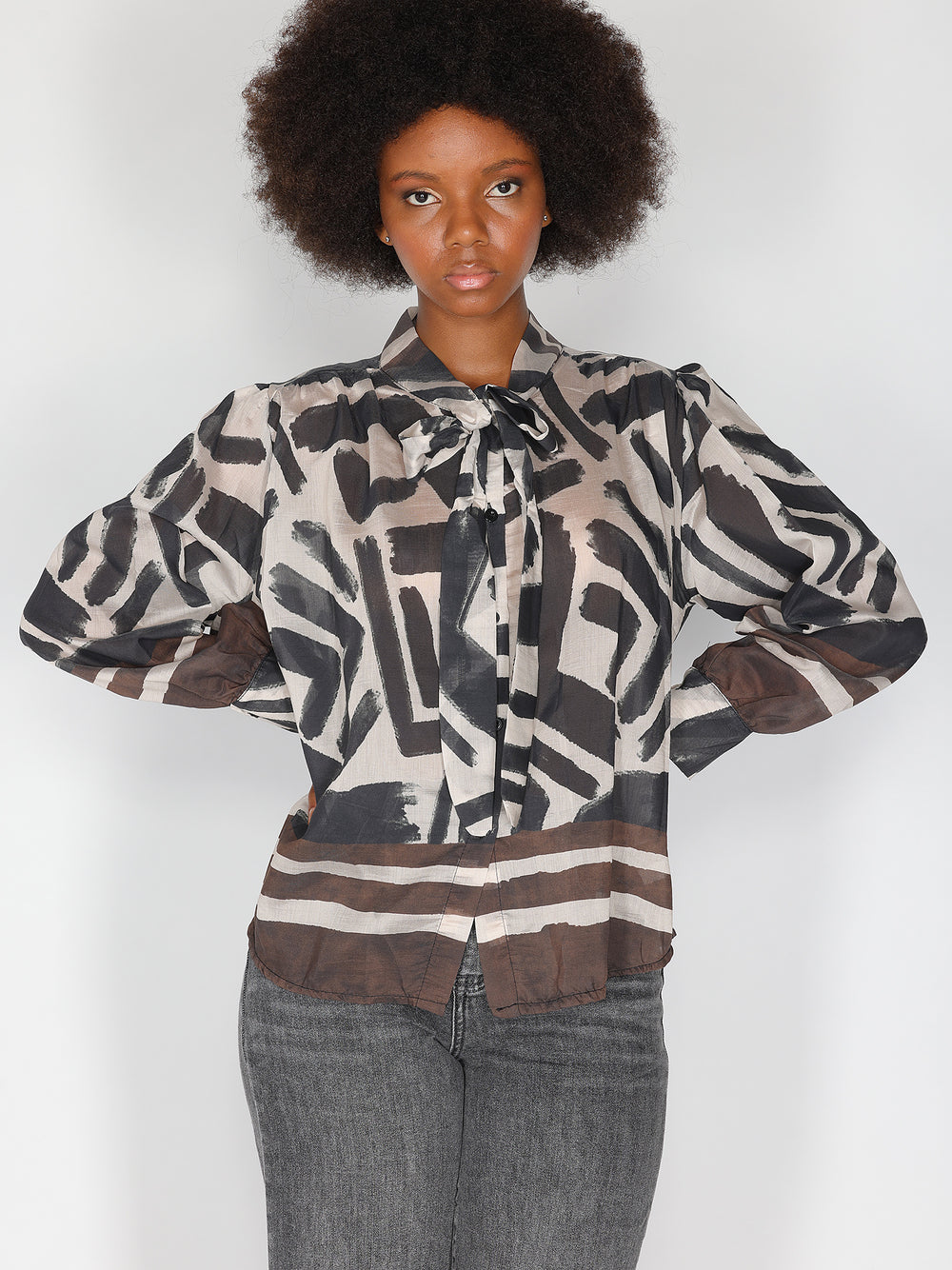 Camicia in fantasia con fiocco