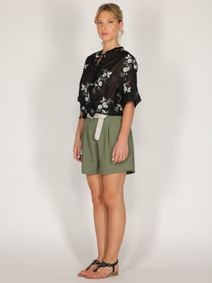 Short in lino con cintura