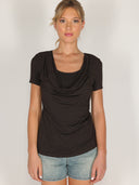 T-shirt con doppio scollo